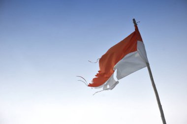 Mavi gökyüzü karşı eski ve yırtık sökük Endonezya'nın bayrak