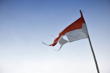 Mavi gökyüzü karşı eski ve yırtık sökük Endonezya'nın bayrak