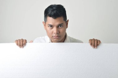 Asyalı erkek boş bir beyaz tahta holding