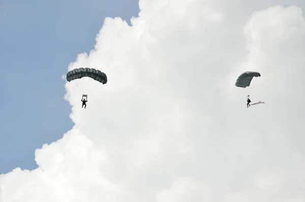 Attraktion Fallskärmshoppning Himlen — Stockfoto