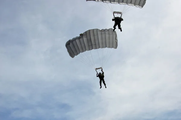 Attrazione Paracadutismo Nel Cielo — Foto Stock