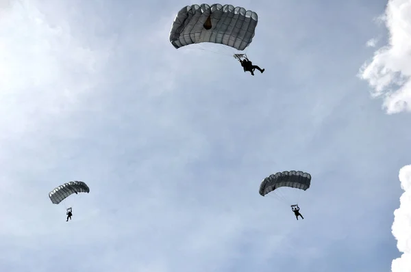 Attrazione Paracadutismo Nel Cielo — Foto Stock