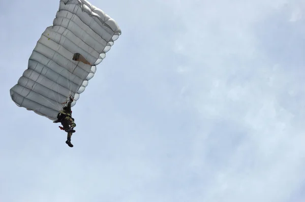 Attraktion Fallschirmspringen Den Himmel — Stockfoto
