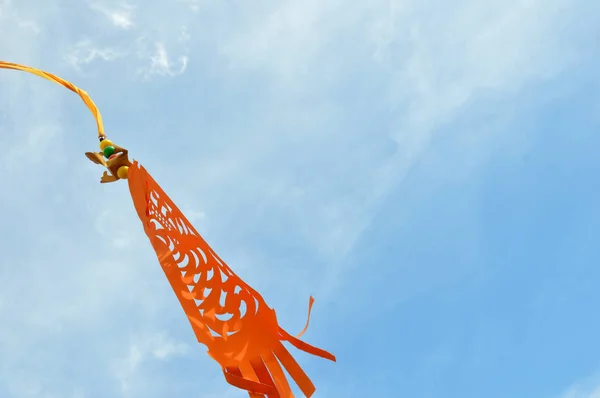 Цветные Украшения Флаги Флаги Против Голубого Неба — стоковое фото