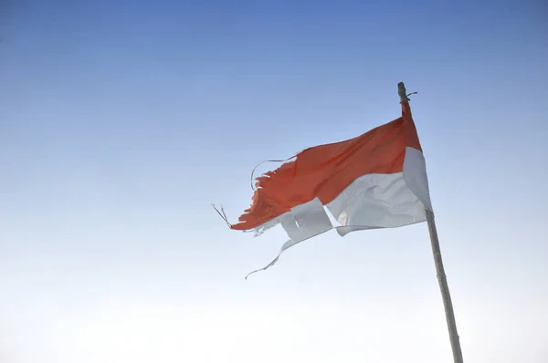 Oude Gescheurde Geripte Indonesiës Vlag Tegen Blauwe Hemel — Stockfoto