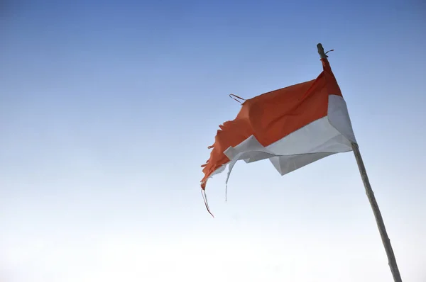 Velho Rasgado Rasgou Bandeira Indonésia Contra Céu Azul — Fotografia de Stock
