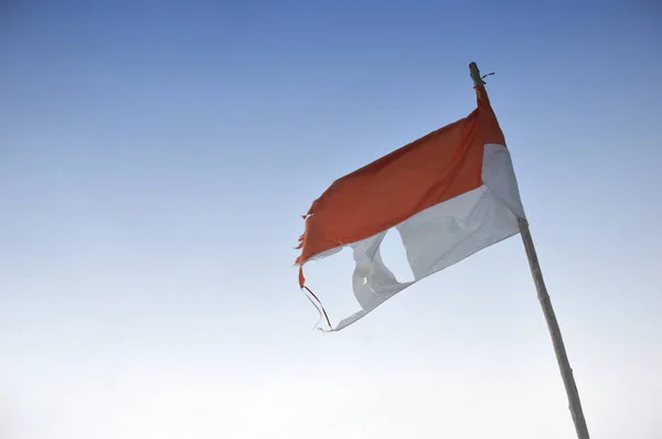 Gamla Och Trasiga Rippade Indonesiens Flagga Mot Blå Himmel — Stockfoto