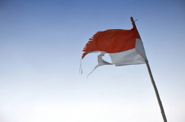 Oude Gescheurde Geripte Indonesiës Vlag Tegen Blauwe Hemel — Stockfoto