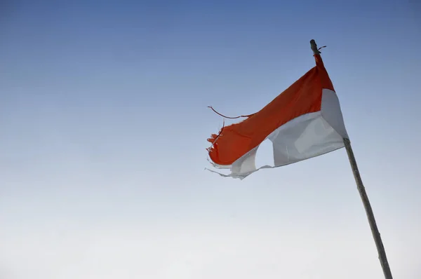 Gamla Och Trasiga Rippade Indonesiens Flagga Mot Blå Himmel — Stockfoto