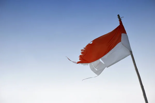 Viejo Rasgado Rasgó Bandera Indonesia Contra Cielo Azul — Foto de Stock