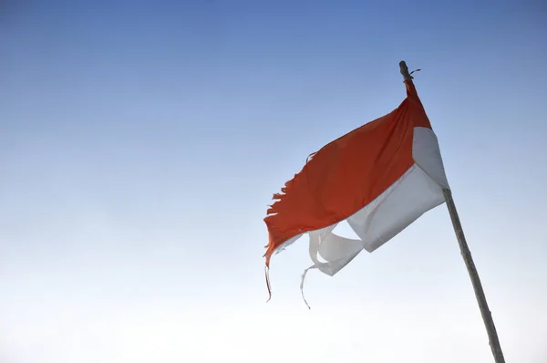 Oude Gescheurde Geripte Indonesiës Vlag Tegen Blauwe Hemel — Stockfoto