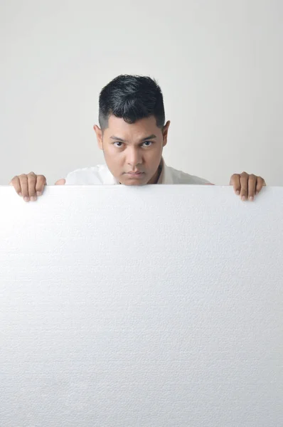 空白のホワイト ボードを保持しているアジア系の男性 — ストック写真