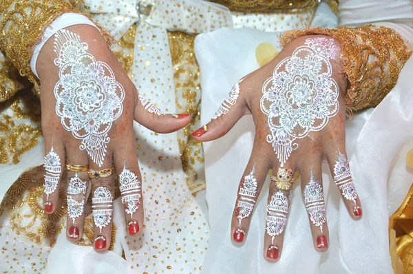 Branco Henna Nas Mãos Noiva Casamento Indonésio — Fotografia de Stock