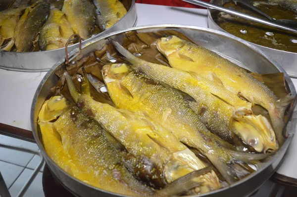 Milkfish Presto Dikukus Pada Tekanan Tinggi Untuk Menghancurkan Tulang Tulang — Stok Foto