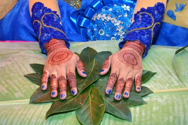 インドネシア結婚式の花嫁の手にヘナします — ストック写真