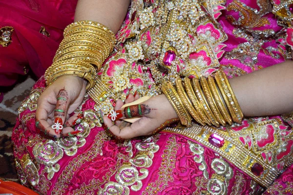 Henna Händerna Indonesiska Bröllop Brud — Stockfoto
