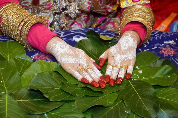 インドネシア結婚式の花嫁の手にヘナします — ストック写真