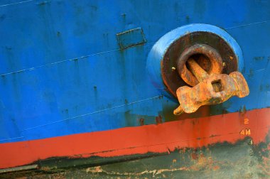 bir demir gemiye paslanmaya çapa