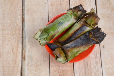 Lemper veya pulut panggang, Endonezya tarditional gıda, hindistan cevizinin içine muz yaprak sarma sonra içeren yapışkan pirinç yandı