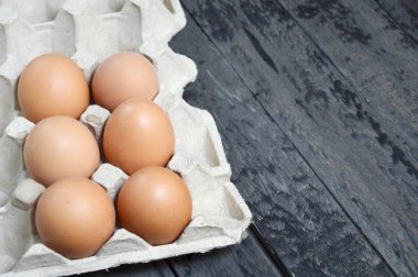 Siyah ahşap masa üzerinde yumurta Masası'nda yumurta