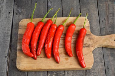 ahşap masa üzerinde büyük kırmızı biber