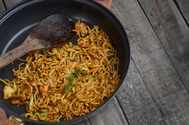 tablo tahta üzerinde tavada kızarmış noodle