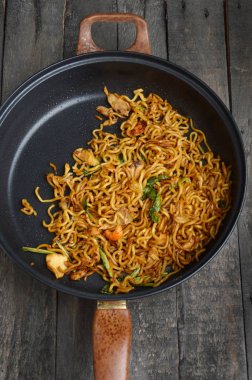 tablo tahta üzerinde tavada kızarmış noodle