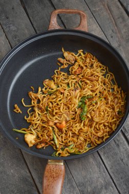 tablo tahta üzerinde tavada kızarmış noodle