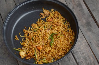 tablo tahta üzerinde tavada kızarmış noodle