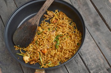 tablo tahta üzerinde tavada kızarmış noodle