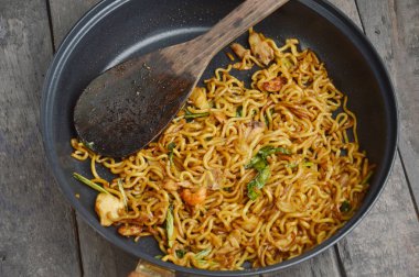 tablo tahta üzerinde tavada kızarmış noodle