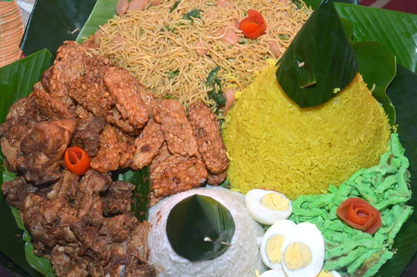 Nasi Tumpeng 传统的爪哇食品 完整的食物配菜 — 图库照片