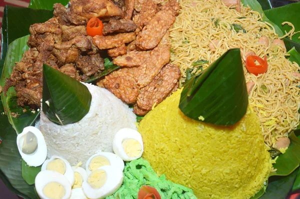 Nasi Tumpeng Makanan Tradisional Jawa Makanan Lengkap Dengan Lauk — Stok Foto