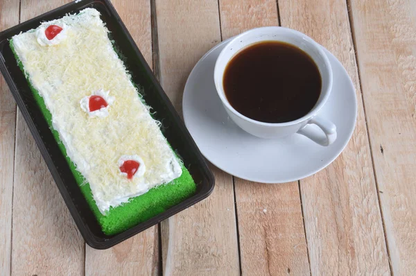 Pandanus Brownies Träbord Med Kaffekopp — Stockfoto