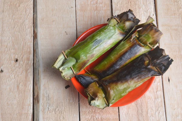 Lemper Pulut Tarditional 含椰子的糯米在香蕉叶包裹然后烧 — 图库照片