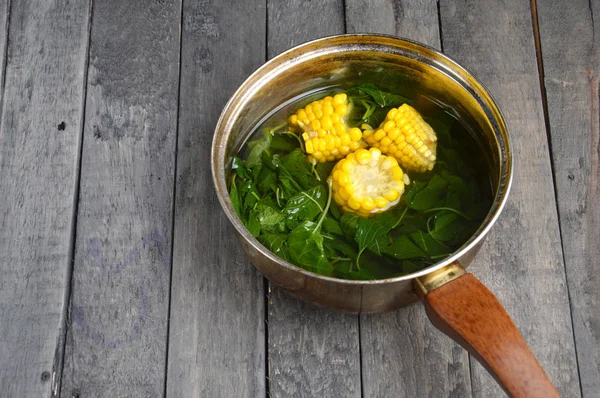 Las Espinacas Vegetales Cuecen Con Maíz Cacerola Mesa Mesa — Foto de Stock