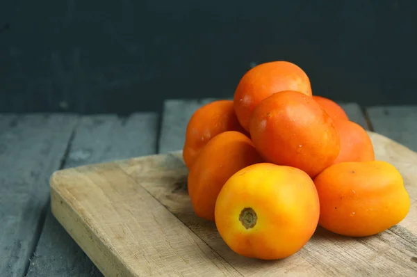 木桌上的西红柿水果 — 图库照片