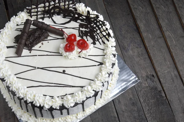 Torta Compleanno Sul Tavolo Legno — Foto Stock