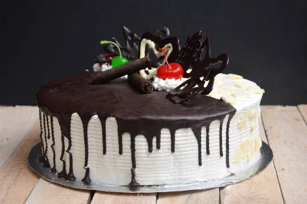 Torta Compleanno Sul Tavolo Legno — Foto Stock