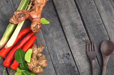 zencefil, limon, havlıcan, chilies ve kireç yaprakları siyah ahşap tablo