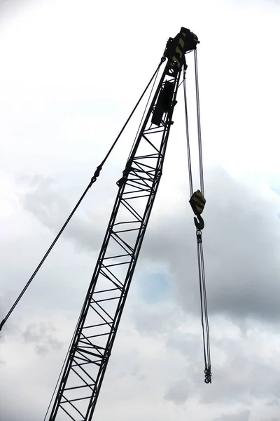 Grue Sur Bâtiment Construction Sur Ciel Bleu — Photo