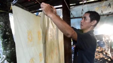 Tarakan - Endonezya, 22 Mart 2019, batik usta boyalı ve batırılmış bitmiş vardı bir batik elbise kurutulmuş