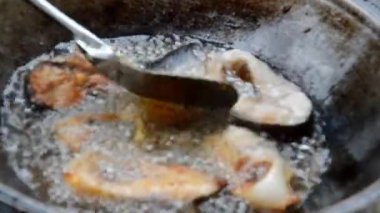 kızgın yağ ile bir tavada balık kızartma