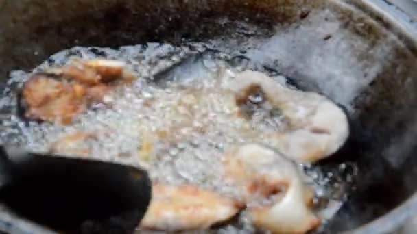 Kızgın Yağ Ile Bir Tavada Balık Kızartma — Stok video