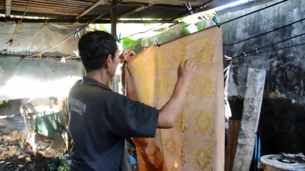 Таракан Индонезия Марта 2019 Года Ремесленник Батик Высушил Батиковую Ткань — стоковое видео
