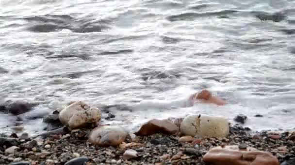 Κύματα Της Θάλασσας Πάνω Στα Βράχια Της Παραλίας — Αρχείο Βίντεο