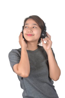 Asyalı kızlar kulaklık kullanarak müzik keyfini çıkarın