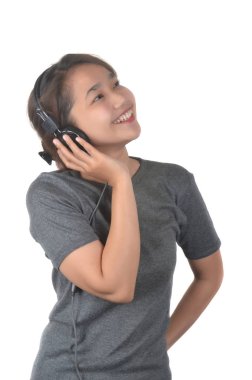 Asyalı kızlar kulaklık kullanarak müzik keyfini çıkarın