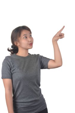 Asyalı kız işaret parmağını işaret ediyor