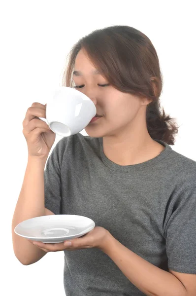 Menina asiática bebe com um copo branco — Fotografia de Stock